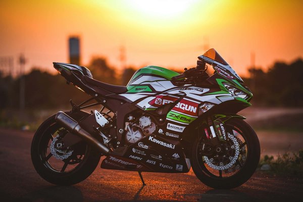 Comment régler la précharge de suspension d'une Kawasaki ZX-6R pour une conduite plus stable ?